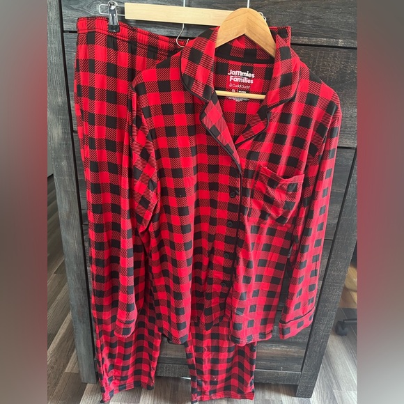 Cuddl Duds Other - Cuddle Duds size XLarge red & black pajama set. (Christmas)